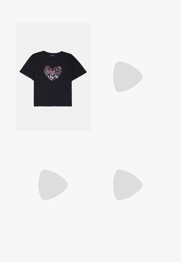 Zwarte katoenen t-shirt met korte mouwen, voorzien van een hartontwerp gemaakt van kleurrijke strikken in roze, wit en zwart in het midden.; Zwarte katoenen t-shirt met korte mouwen, voorzien van een hartontwerp gemaakt van kleurrijke strikken in roze, wit en zwart in het midden.; Bordeaux leggings gemaakt van rekbaar materiaal met een brede tailleband, voorzien van een klein logo-detail aan de voorkant. Glad, aansluitend ontwerp.; Zwarte lederen sneaker met een witte drie-strepen ontwerp, ronde neus, platte witte rubberen zool en merkdetail aan de zijkant.; Zwarte handtas van synthetisch leer met een ronde vorm. Kenmerkt een vetersluiting aan de voorkant en een dunne schouderband.