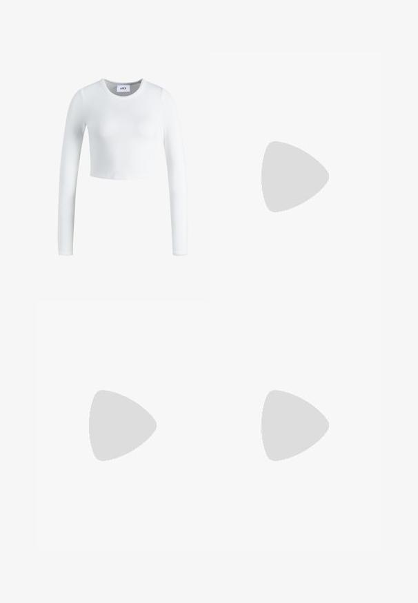 Camisola cropped de manga longa branca, feita de tecido canelado. Apresenta um decote arredondado e um design ajustado. Etiqueta visível na parte interior do pescoço.; Calças de ganga de perna larga de cor azul-claro, com uma cintura alta, bolsos frontais e detalhes cosidos na bainha.; Sapatilha de couro branca com biqueira perfurada, sola texturizada e atacadores brancos, combinada com calças largas vermelhas e um fundo azul e amarelo.; Uma bolsa bege feita de material macio, com um design descontraído, detalhes de costura e duas alças para o ombro. Adequada para uso diário.