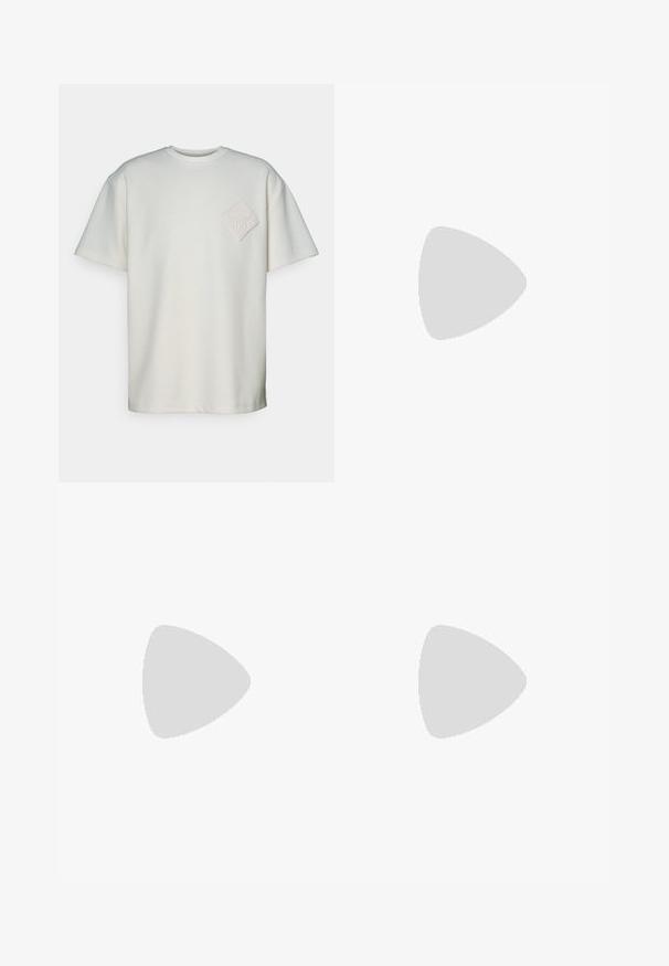 Camiseta de manga corta en algodón color blanco roto, con un parche texturizado en forma de diamante y un diseño en relieve en el lado izquierdo del pecho.; Emporio Armani TROUSER - Pantalones - beige medio; Zapatillas de cuero marrón con logo grabado de MCM, patrón de diamantes, suela de goma blanca y cordones marrones en contraste.; Bolso de mano de cuero marrón con estampado de cocodrilo, con asas superiores y correa de hombro desmontable. Presenta un cierre de hebilla y forma rectangular.