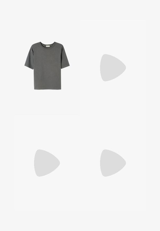 Grijze T-shirt met korte mouwen, ribbeltextuur en ronde halslijn, met recht gesneden zijkanten en minimale stikdetails.; Witte katoen shorts met verticale blauwe strepen, elastische tailleband en trekkoord. Bevat een kleurrijke grafische applicatie op de linker bovenbeen.; Hardloopschoenen met een zilver-witte mesh bovenkant en een groene accent. De zool is dik en gestructureerd, ontworpen voor demping en ondersteuning.; Beige leren draagtas met twee korte handvatten, een verwijderbare schouderriem en een decoratieve gouden accent op het voorpaneel.; Gouden rechthoekige horloge met een parelmoer wijzerplaat, Romeinse cijfer uurmarkers, datumanzeige en een schakelarmband ontwerp.