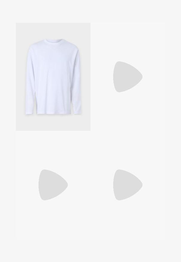 Weißes Langarm-T-Shirt aus weicher Baumwolle, mit Rundhalsausschnitt und dezenten Nähdetails an der Vorderseite und den Schultern.; Grüne Cordshorts mit einem strukturierten Rippmuster, fünf Taschen und Knopfverschluss. Dezente hellere Akzente im gesamten Design.; Weiße Leder-Sneaker mit Perforationen, runder Zehenpartie, flacher Sohle und dicken Schnürsenkeln, mit sichtbar eingesticktem Swoosh-Logo und "AIR" an der Ferse.; Wayfarer-Sonnenbrille mit dunklem Schildpatt-Kunststoffrahmen, grünen Gläsern und silbernem Ray-Ban-Logo am Bügel.