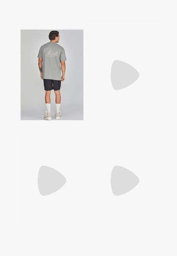 Graues Baumwoll-T-Shirt mit großem cremefarbenem Logo auf dem Rücken, kombiniert mit schwarzen Shorts. Das Model trägt weiße Socken und beige Turnschuhe.; Graue Jogginghosen mit einem Kordelzugbund, zwei Seitentaschen und schmal zulaufenden Knöcheln, aus weichem, strukturiertem Stoff.; Weiße Leder-Sneaker mit Perforationen, runder Zehenpartie, flacher Sohle und dicken Schnürsenkeln, mit sichtbar eingesticktem Swoosh-Logo und "AIR" an der Ferse.; Silberner Armbanduhr aus Edelstahl mit einem dunkelblauen Zifferblatt, metallischen Stundenmarkierungen und einem Datumsfenster bei 3 Uhr. Wasserdicht bis 50 Meter.