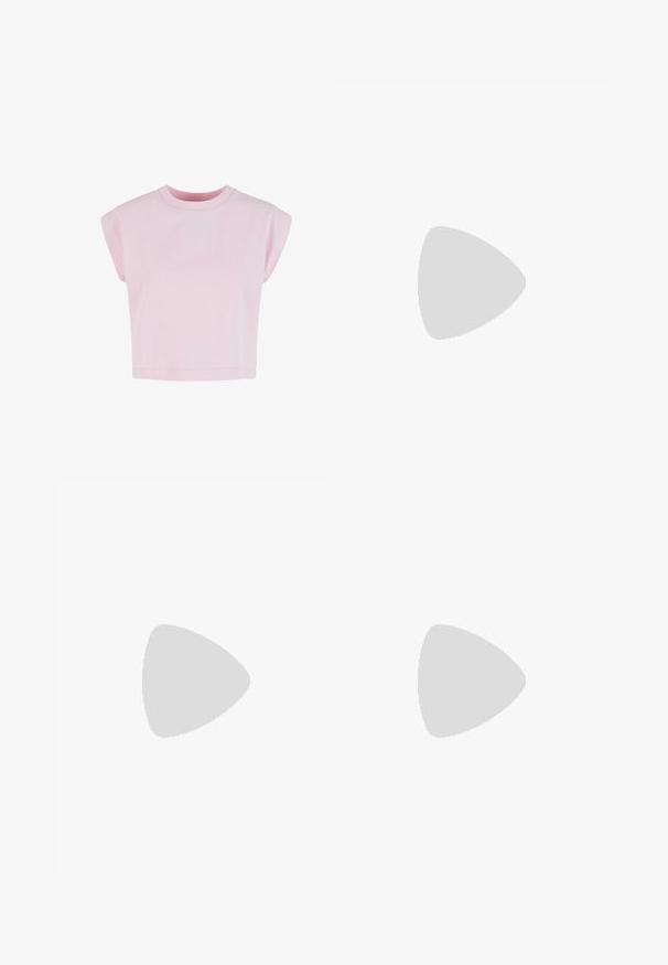 Urban Classics Basic póló - blushedrose; Rózsaszín kordbársony, bővülő szárú nadrág, bordás textúrával, két első zsebbel és fémből készült gombbal záródik.; Fekete lakkbőr platform sarkú cipők boka pánttal, kerek orral és tömbsarkal, sima, fényes textúrával.; Fehér táska ívelt formával és sima textúrával. Arany színű logó díszítéssel és cipzáros záródással rendelkezik. Állítható vállpánt.