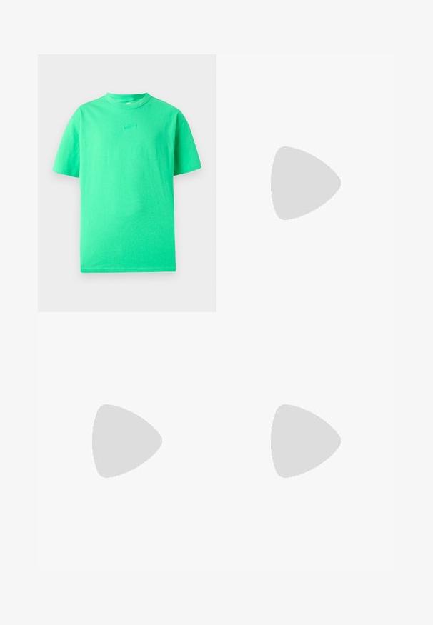 Grön bomullströja med korta ärmar, rund hals, med en broderad Nike-logga i en något mörkare grön färg på bröstet.; Röda, lätta byxor med elastisk midja, två sidofickor, vida ben och en slät textur. Perfekta för avslappnad användning eller aktivt bruk.; Mörkgrön Nike löparskor med svarta detaljer, mesh-överdel, snörning och hela längden Nike Air-sula på en vit bakgrund.; Guld-färgade solglasögon med matt yta. Glasögonen har en omslutande design och något svängda linser för skydd.