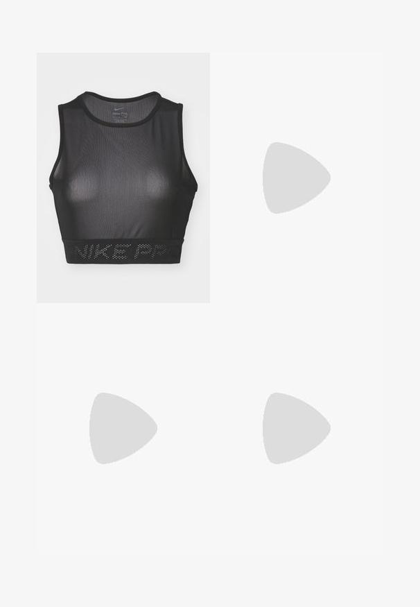 Zwarte Nike Pro sportbeha met een meshontwerp, ronde halslijn en brede band met opdruk "NIKE PRO" aan de onderkant.; Persoon in marineblauwe skibroek met bretels, zwarte skischoenen en een zwart shirt met lange mouwen, staand met één hand in de zak.; Sport sneaker in felroze gebreid materiaal met een gestructureerd oppervlak, mesh bovenwerk en een witte tussenzool. Bevat een swoosh-logo in donkerroze.; Zwarte nylon tas met twee stevige handvatten en ritsluiting. Bevat een opvallend wit Nike swoosh-logo in een horizontaal gestreept design.