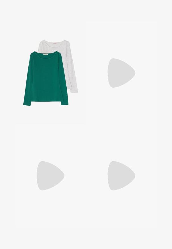 Två långärmade T-shirts: en livlig grön och en ljusgrå. Båda har en rundad halsringning och mjukt tyg med en något lös passform.; Högmidjade, vida byxor i mörkgrått tyg med en slät textur. Har inga synliga fickor eller dekorationer.; Svarta läderplattformsläderskor med rund tå och bred rem över vampen. Har en kraftig, fyrkantig klack och en slät yta.; Silver ring med dubbel band och en slät, polerad yta. Har en flödande, böjd design med överlappande sektioner för en modern stil.