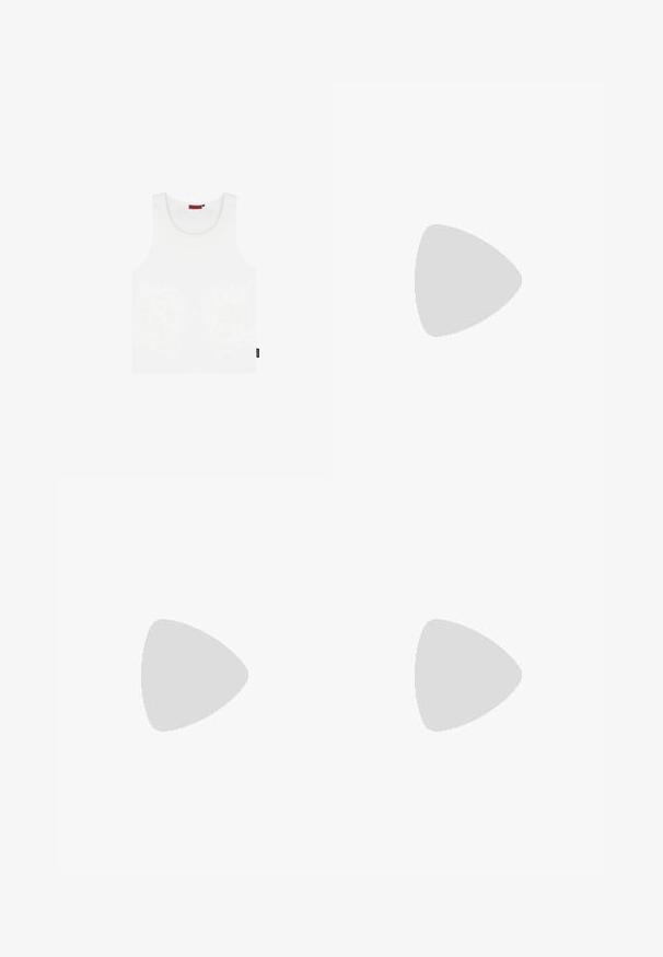 Weißes ärmelloses Tanktop aus Baumwolle, mit rundem Halsausschnitt und einem kleinen Markenetikett an der Seite. Glattes, klassisches Design.; Schwarze Shorts mit einem elastischen Bund, weißem Kordelzug, Seitentaschen und umgeschlagenen Säumen, aus einem leichten, glatten Material.; Schwarze Leder-Ankle-Boots mit schnürbarem Vorderteil, gelben Nähten, runder Zehenpartie und dicker, strukturierter Gummisohle.; Schildpatt-Sonnenbrille mit grünen Gläsern, in einer achteckigen Form und schlanken, gebogenen Bügeln. Das Material hat eine glänzende Oberfläche.