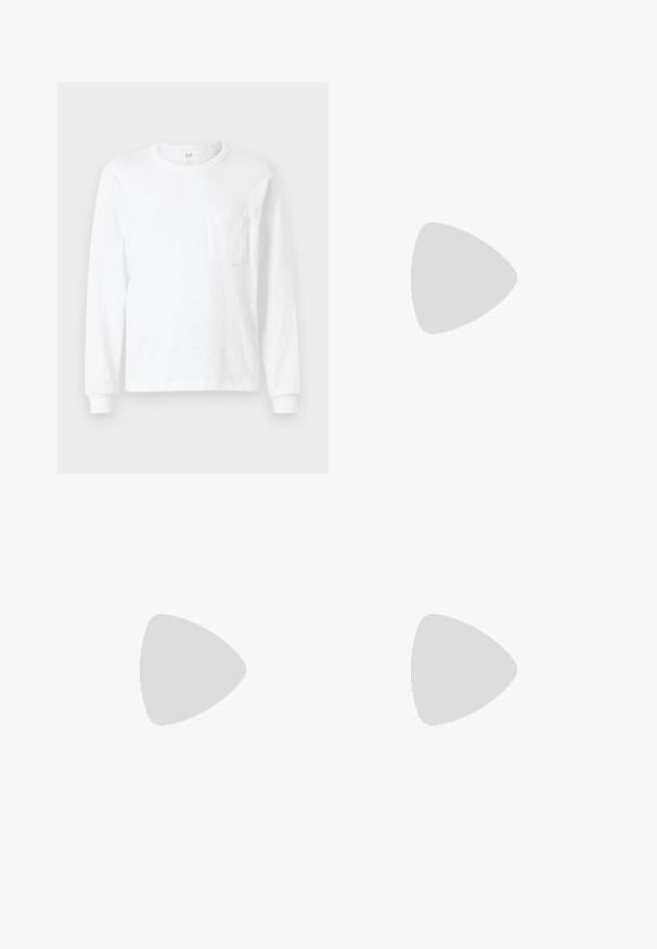 Hvid langærmet T-shirt lavet af bomuld. Har en rund halsudskæring og en lille brystlomme. Blød tekstur med ribbede manchetter.; Lys blå denim jeans med høj talje, lige ben-design, fem-lommes styling og subtil falming for et slidt udseende.; Hvide sneakers med sorte og grå detaljer, med en tekstureret grå tåhætte, sort gummisål og flade hvide snørebånd. Rent design, minimalistisk stil.; Sort læder skuldertaske med lynlås, der har en tekstureret overflade, hvid syning og en rem med sølvøskner.