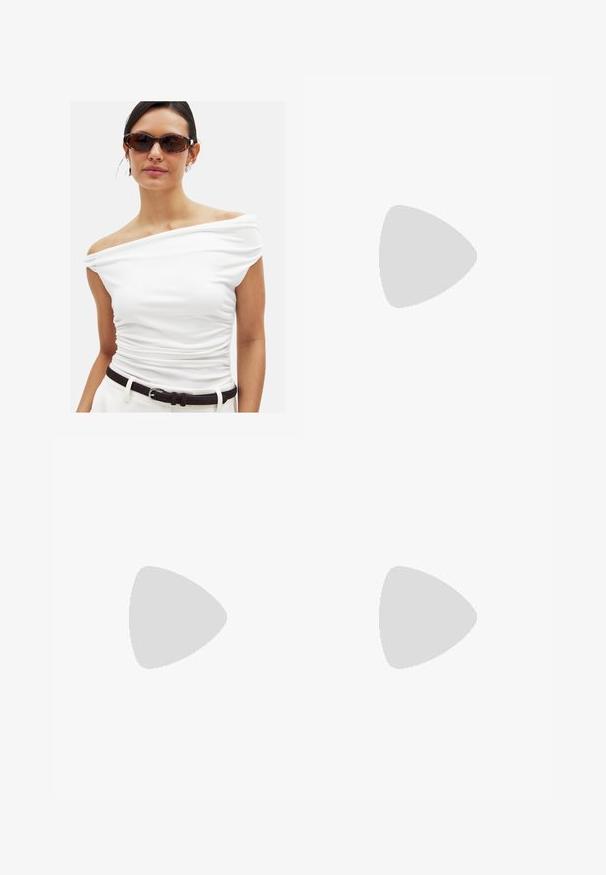 NA-KD TWIST  - Top - white; Biely sukňa v strihu A, vyrobená z bavlny. Má plisovanie, vysoký pás a jediné čierne gombíkové zapínanie vpredu. Hladká, textúrovaná tkanina.; Hnedé kožené nazúvacie sandále s širokým pásom s akcentom zlatého spony a textúrovaným vzorom, umiestnené na plochých čiernych podrážkach.; Hnedá kožená kabelka s kužeľovým tvarom, pevnými rúčkami a kontrastným bielym prešitím. Obsahuje odnímateľný ramenný popruh pre väčšiu variabilitu.