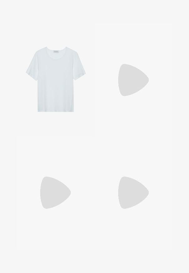 T-shirt bianco a maniche corte realizzato in tessuto morbido. Presenta un collo rotondo e una vestibilità rilassata con un design semplice e senza motivi visibili.; Leggings rosa con un motivo marmorizzato, dotati di una vita elasticizzata e di una superficie liscia. Il logo del marchio è visibile in bianco sul lato.; Sneaker bianchi realizzati in materiale a rete, suola in gomma, design senza lacci con bande elastiche e dettagli in tonalità oro.; Borsa a tracolla nera in pelle con una texture liscia, forma rettangolare e dettaglio in catena metallica sul davanti. Inclusa una tracolla regolabile.