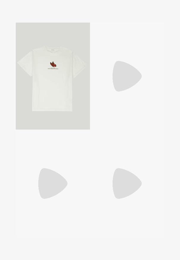 Baltas kokvilnas t-krekls ar tauriņu dizainu sarkanā un melnā krāsā, zem kura ir teksts "MAINĪBU SPARNI LABAS LIETAS NĀK".; Gai zilā džinsa šorti ar izbalētu apdari un nolietotiem elementiem. Iekļauj piecus kabatas un priekšējo pogu aizdari.; Baltas augstpapēžu sandales ar masīvu papēdi, ar siksnu dizainu un potītes saistītiem elementiem. Gluda tekstūra ar platformu priekšpusē, lai nodrošinātu papildu augstumu.; Bežs rokassoma, izgatavota no mīksta materiāla, ar brīvu dizainu, izšūtu apdari un divām plecu siksnām. Piemērota ikdienas lietošanai.