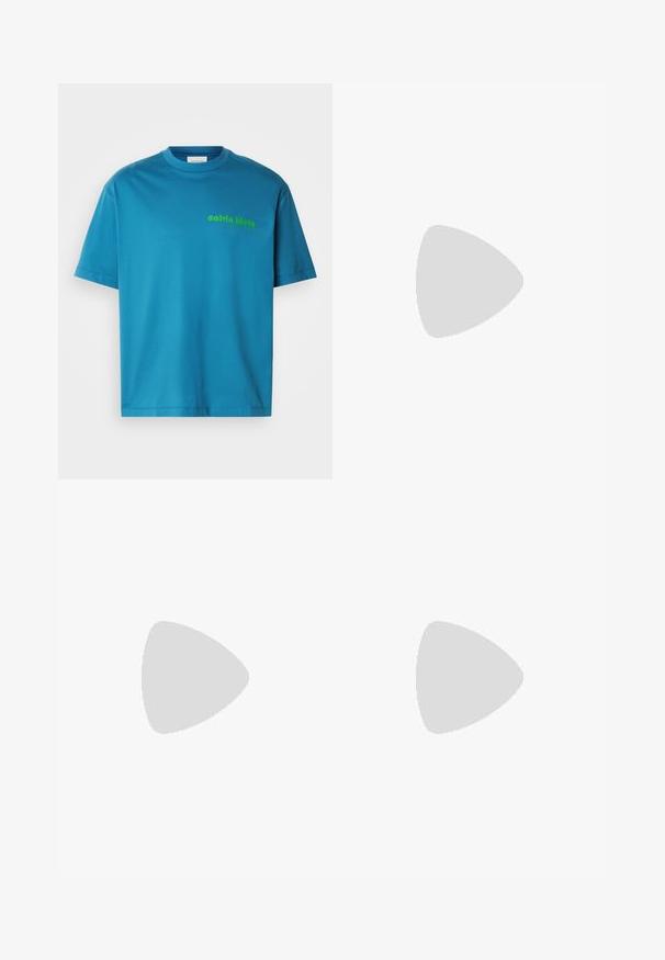Türkisfarbener Baumwoll-T-Shirt, Rundhalsausschnitt, kurze Ärmel, mit grünem "calvin klein" Logo, das auf der Vorderseite gedruckt ist. Glatte Textur.; Schwarzes Langarm-Hemd mit Knopfleiste, Kragen und einer einzelnen Brusttasche mit knöpfbarem Deckel.; Helle beigefarbene, lässig geschnittene Hose mit drei Taschen, Gürtelschlaufen und geradem Bein. Hergestellt aus einem weichen Baumwoll-Mix.; Schwarze Leder-Chelsea-Stiefel mit elastischen Seitenteilen und einer Zuglasche. Schlankes Design mit abgerundeter Zehenpartie und einem niedrigen, gestapelten Absatz.