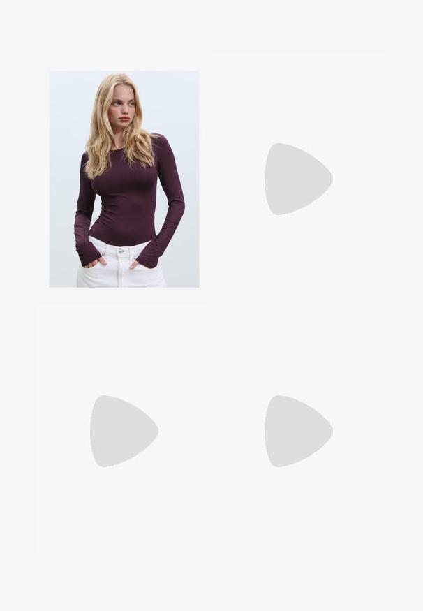 Haut ajusté bourgogne à manches longues avec un col rond et des ouvertures pour les pouces, associé à un pantalon blanc taille haute. Tissu lisse et texture extensible.; Jupe en dentelle couleur crème avec un motif de papillon, un ourlet en forme de vagues et un design perforé complexe tout au long.; Bottines en cuir bordeaux à bout pointu et talon fin. Elles présentent une fermeture éclair sur le côté et une texture lisse et brillante.; Sac à main en cuir bordeaux au design structuré, avec de courtes poignées, un fermoir rectangulaire doré et un accent de pompon détachable.