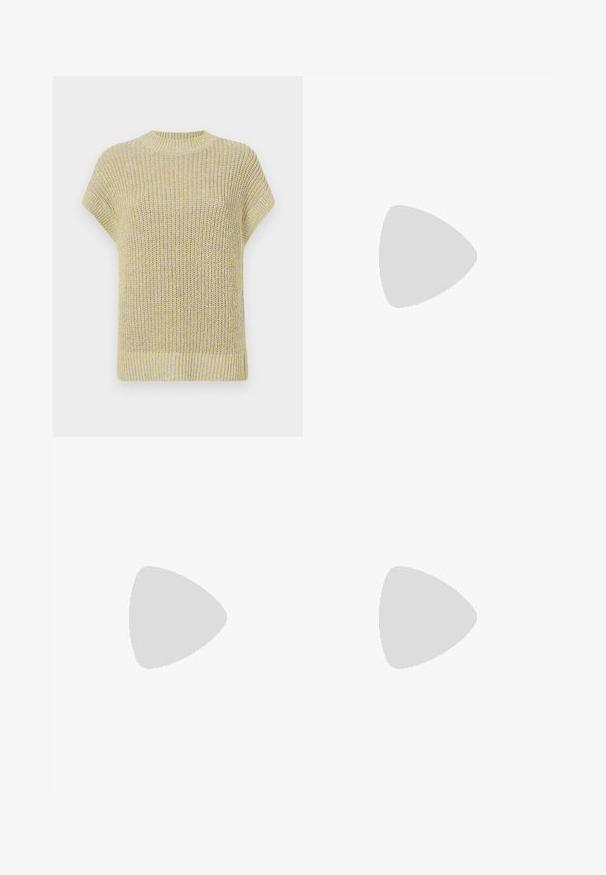 Strikket kortærmet top i lys gul med subtile grå fnug. Har en ribbet rund halsudskæring og tekstureret stof med en løs pasform.; Bredde ben, mørke olivengrønne bukser i faux læder med en elastisk talje og midtersynsdetaljer, der har en glat, blank tekstur.; Sorte læder loafers med en bølget front, rund tå og en blokhælc. Har et dekorativt bånd og syninger langs kanterne.; Sort læderhandtaske med en bøjelig form, kviltet tekstur og guld hardware. Har en aftagelig skulderrem og logo-detalje.