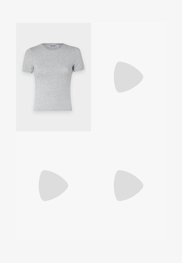 Grå kortærmet t-shirt lavet af blødt stof, med en rund halsudskæring og en tætsiddende pasform, mærket med "WEEKDAY."; Stribede shorts i lys beige og mørk grå, med en tekstureret vævning og en tætsiddende design. Kantet i kanten med matchende stof.; Friends Like These Sandaler m/ tåsplit - snake print; Lyseblå håndtaske med en struktureret form, glat lædermateriale, to hanke og et trekantet brandlogo på fronten. Lynlås lukning.; Et stak af to ringe; den øverste er ravfarvet med svirvler, og den nederste er lys beige; begge er glatte og blanke i resin.