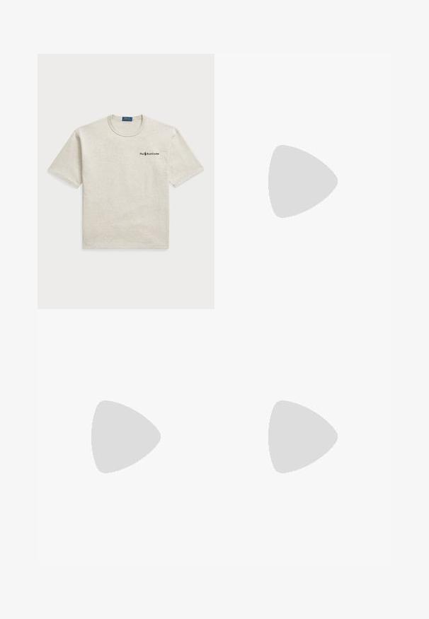 T-shirt gris clair en coton doux, avec des manches courtes, un col rond et un petit logo noir sur la poitrine gauche.; Pantalon beige à coupe droite, doté d'un seul bouton noir, de passants de ceinture et de poches latérales. Texture de tissu lisse et design minimaliste.; Bottine en suède marron avec des panneaux élastiques sur les côtés, bout arrondi et un petit talon empilé. Comprend un détail de couture le long de la semelle.; Lunettes de soleil avec des verres dégradés ronds et une fine monture en métal couleur or rose. Embouts des branches en plastique bleu. Réalisées sur un piédestal blanc.