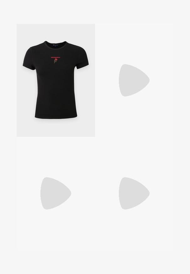 Czarny krótki rękaw ryżowy T-shirt wykonany z bawełny, z czerwonym haftowanym napisem "tommy jeans" i wzorem róży z przodu.; Białe spodnie cargo o luźnym kroju, z dwoma bocznymi kieszeniami, detalami w formie zamka błyskawicznego przy mankietach oraz z guzikiem w pasie.; Czarne botki do kostek z błyszczącym wykończeniem, z masywną platformą i sznurowanym wzorem, wyraźnie eksponujące markę "TOMMY."; Okulary przeciwsłoneczne w kolorze żółwi, z brązowymi szkłami, o szerokim prostokątnym kształcie i złotymi detalami, z ozdobnym medalionem na zausznicy.; Czarna skórzana plecak o zaokrąglonym kształcie, z zamknięciem na zamek i małą naszywką z logo w kolorze niebieskim, czerwonym i białym.