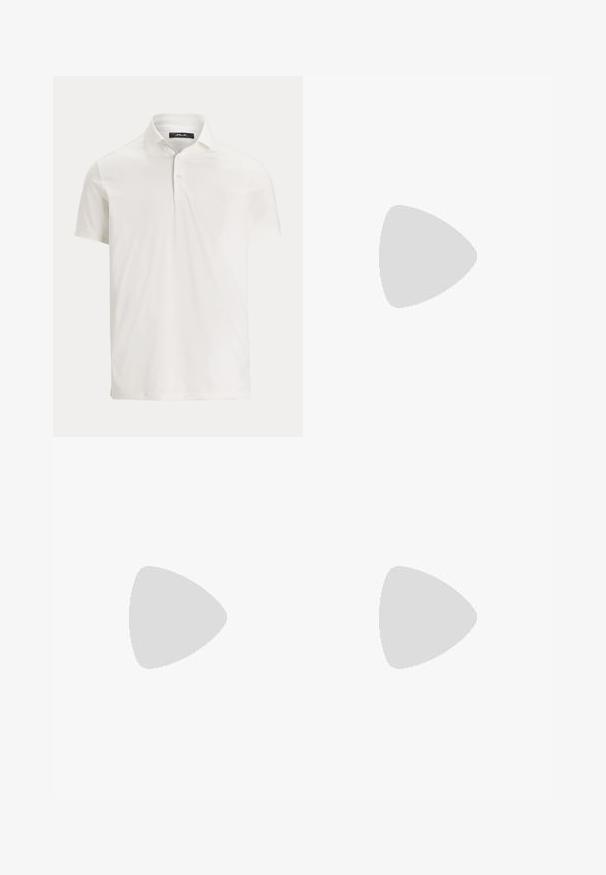 Vīriešu balta īsroku polo krekls ar apkakli, divām pogām un smalku logotipa etiķeti uz iekšējās apkakles.; Gai pelēkā linu bikses ar taisnu kāju, vieglu tekstūru, divām priekšējām kabatām un vienu pogu aizdari jostasvietā.; Melnas zemas ādas sporta kurpes ar melnām auklām un off-white zoli, rādītas no sānu profila uz baltā fona.; Kameļu apvalka saulesbrilles ar zaļiem stikliem, noapaļota forma, zelta akcenti un tumši zaļas kājas ar baltu svītru.