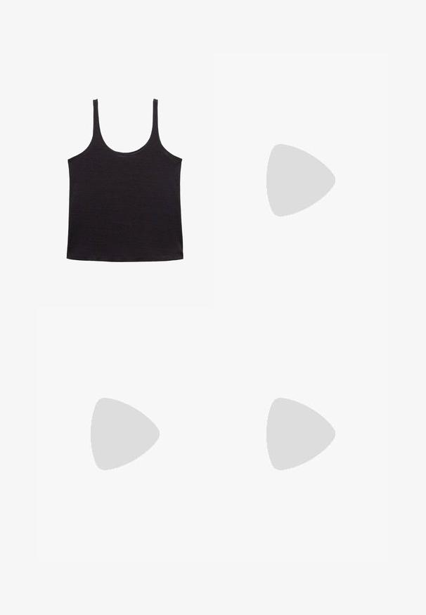 Zwarte tanktop van een zachte, lichtgewicht stof. Heeft een ronde halslijn en dunne schouderbanden, met een rechte zoom en geen patronen of accenten.; Witte katoenen shorts met een elastische tailleband en trekkoord, voorzien van een kanten rand langs de zoom voor extra detail.; Bruine laars tot de knie gemaakt van glad synthetisch leer, met een robuuste zwarte plateauzool en minimale stiksels voor een strakke uitstraling.; Bruine leren handtas met een verstelbare schouderriem, bovenhandvatten, een ritsvak aan de voorkant en metallic hardware accenten. Gestructureerde afwerking.