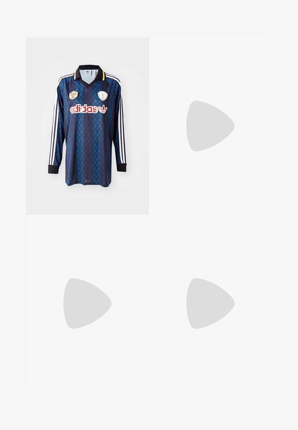 Adidas dolgimi rokavi nogometna majica v modri barvi z modrim listnatim vzorcem. Ima bele črte, črn ovratnik in dekorativne značke spredaj.; Sive cargo hlače z vrvico v pasu, širokimi nogavicami in dvema stranskima žepe. Narejene iz mehkega in lahkega materiala.; Svjetlo sivi suedesni sportski cipeli s bijelim kožnim naglascima, tri bijele pruge i smeđi gumeni potplat, s podstavljenim ovratnikom za udobnost.; Srebrne obročeve uhane s gladko, sijočo površino, minimalističnim dizajnom in varnim zapiranjem na vrhu.