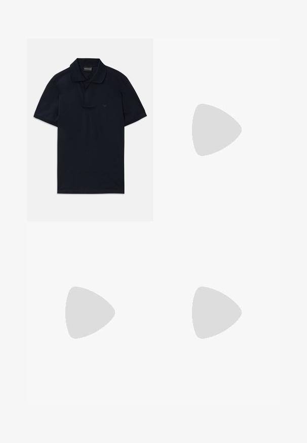 Mørkeblå kortermet polo med krage og diskret logo på venstre bryst, liggende flat på hvit bakgrunn.; Svarte denimbukser med slim fit, med knappelukking, fem lommer og gyldne detaljer. Stoffet er glatt med et ensfarget design.; Marineblå semsket lav sneaker med rund tå, off-white gummisåle og matchende snørebånd; har en kontrasterende tan indvendig foring.; Sorte, runde solbriller med mørke linser og slanke metalarmer. Inkluderer klare temple tips og sølvfargede detaljer ved hengslet. Minimalistisk design.