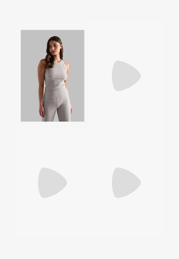 Szürke bordázott ujjatlan felső kerek nyakrésszel, hozzáillő, magas derekú leggings-szel, sima textúrával és testhezálló fazonnal.; Világos bézs színű, magas derekú, redőzött elülső résszel ellátott rövidnadrág, két fekete gombbal a derékpánton. Puha tapintású és laza stílusú.; Fekete bőr loafer darab vastag fekete talppal és arany csatokkal az elején. Az orron varrás található, és elegáns dizájn jellemzi.; Fekete bőr válltáska ívelt forma, sima textúra, egyetlen állítható pánt és arany tónusú cipzáras zárással.