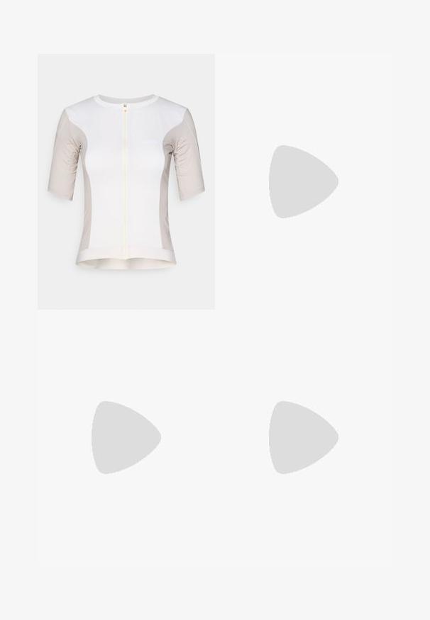 Kortærmet cykeltrøje i hvid og lys beige, med en frontlynlås, en glat tekstur og logo-detalje på brystet.; Sorte cykelshorts med en tekstureret seler, der har et polstret sædeområde og en tætsiddende design med en glat finish.; Lysblå og hvid Nike løbesko med sølv swoosh, åndbart mesh-overdel, polstret sål og sort yttersålsmønster.; Sorte sporty solbriller med blank finish, lila tonede spejlelinser og buede sorte stænger. Har logo på rammen.