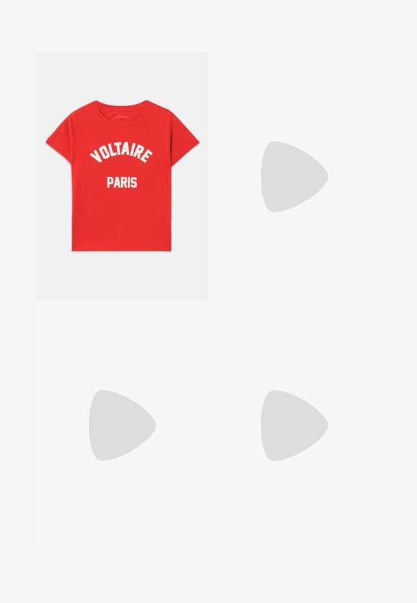 Camiseta de algodón roja con mangas cortas, escote redondo y texto blanco que dice "VOLTAIRE" y "PARÍS" en letras gruesas y curvadas.; Pantalones acampanados de canalé marrones con cintura ajustable y costuras decorativas a lo largo de los lados. Textura suave con un ajuste relajado.; Zapato de tacón alto negro con punta afilada y textura de piel de cocodrilo, que presenta un diseño elegante, un alto tacón de aguja y un interior negro suave.; Bolso de cuero marrón con estampado de cocodrilo, de forma cilíndrica, con herrajes en tono dorado y una correa desmontable con tachuelas.