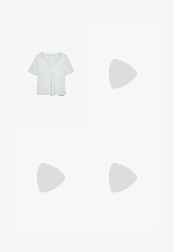 T-shirt grigio chiaro a maniche corte con scollatura a V, realizzato in materiale morbido; presenta una vestibilità rilassata e cuciture pulite senza motivi.; Gonna midi a costine in giallo chiaro con dettaglio a spacco sul davanti, caratterizzata da una silhouette aderente e da una texture morbida.; Décolleté in vernice nera con punta affusolata e tacco in geometria cubica. Presentano un design elegante e minimalista, con una texture liscia.; Borsa a tracolla nera in pelle con una forma curva, manico rimovibile e accessori dorati. La borsa presenta una patta con un dettaglio a fibbia.