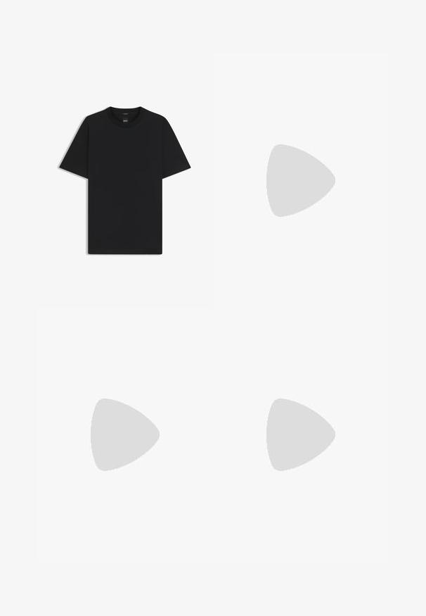 Zwarte korte mouwen T-shirt van een gladde katoenmix, met een ronde halslijn en een minimalistisch ontwerp zonder patronen of accenten.; Zwarte denim jeans met een recht gesneden ontwerp, vijf zakken, metalen knoopsluiting en subtiele stikseldetails. Gladde textuur en effen kleur.; Zwarte leren herenschoen met een metalen design en een lage hak, weergegeven vanuit de zijkant op een witte achtergrond.; Zwarte en gouden zonnebril met een vierkante vorm, metalen frame, donkergrijze lenzen en zwarte oorstukjes. Bevat een dubbele brugontwerp.