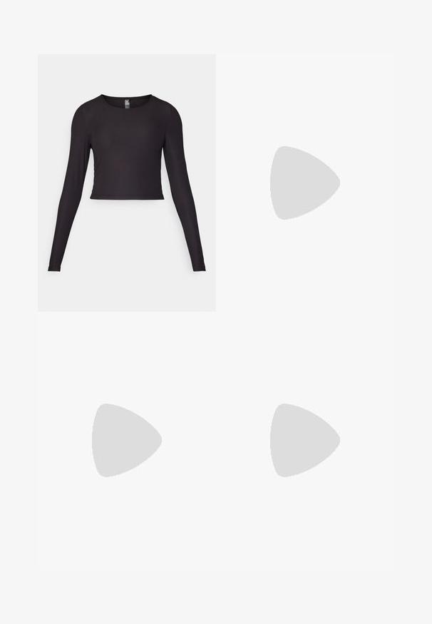 Sort langærmet cropped top lavet af ribbet stof. Har en rund halsudskæring og tætsiddende silhuet med tekstureret overflade.; ONLY Play ONPFOLD LIFE JAZZ - Tights - light grey; Sorte platform sneakers med en blank finish, præget kraniummønster, sølv hardware detaljer og hvid gummisål.; Sort pailette mini håndtaske med en knyttet struktureret rem og sølv kæde. Rund form med samlet top og reflekterende detaljer.