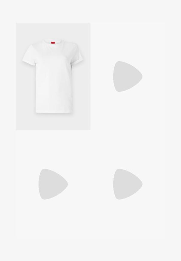 Hvid kortærmet t-shirt lavet af letvægts bomuld. Har en rund halsudskæring og rullede ærmer. Rød logoetiket på kraven.; Lysbeige shorts lavet af struktureret stof med elastisk talje og snor, der har sidelommer og en afslappet pasform.; Sorte spidse slingback-sko med en lav hæl, lavet af glat læder og med udskæringer på siden for åndbarhed.; Sort læderhåndtaske med en samlet topdesign, der har to korte håndtag og en lang justerbar rem. Glat overflade, rund form.