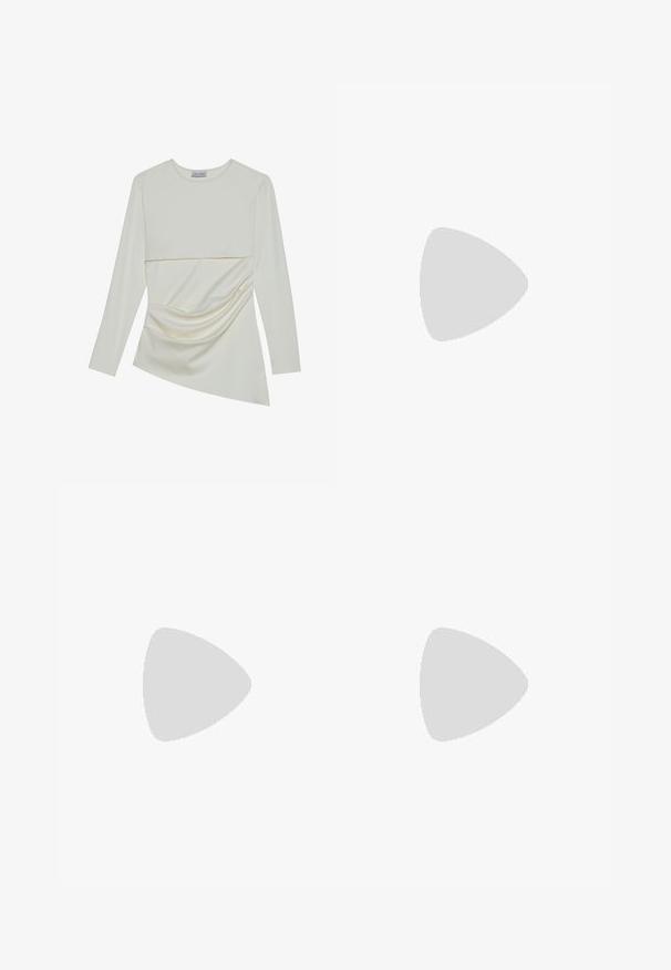 Krémový top s dlouhými rukávy a kulatým výstřihem, který má vrstvený design a na spodní části nařasené detaily. Měkká tkanina s hladkým povrchem.; Krémová áčková sukně vyrobená z hladké tkaniny, se sklady a širokým pasem pro splývavý siluetu.; Hnědé sandály na podpatku s otevřenou špičkou a hladkým, matným povrchem, které mají zakřivený design a průhledný, zúžený podpatek.; Hnědá kožená kabelka zakřiveného tvaru se zlatě tónovanými detaily, dvěma předními kapsami a širokým popruhem. Hladká textura s elegantním povrchem.