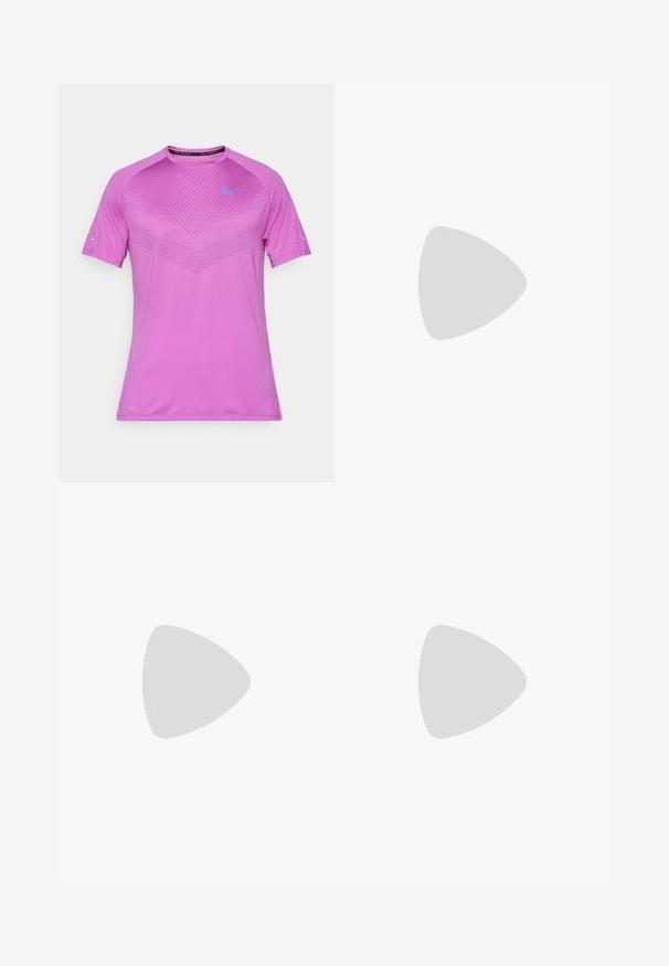 Maglietta a maniche corte Nike di un vivace colore rosa, con un motivo testurizzato sul petto e un logo blu sul lato sinistro. Tessuto leggero.; Pantaloni da ciclismo da uomo con bretelle bianche, realizzati in tessuto elasticizzato; colore blu navy con imbottitura per il comfort e cuciture minime.; Scarpa da ginnastica bianca con un accento verde, logo nero, tomaia in rete, suola ammortizzata e tacco arrotondato. Presenta lacci e dettagli a contrasto.; Occhiali da sole sportivi neri con lenti a gradiente rosa e viola e design geometrico elegante. Presentano un ponte nasale regolabile e un accento con logo sull'asta.