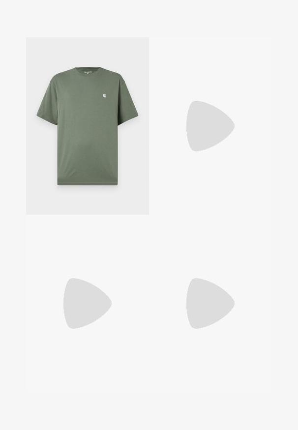 Groene katoenen t-shirt met een ronde hals, korte mouwen en een klein wit logo op de borst. Glad textuur en ontspannen pasvorm.; Teal katoenen shorts met een elastische tailleband, zijzakken en een kleine gouden logoaccent aan de linkervoorzijde.; Beige leren sneakers met drie horizontale strepen, ronde neus, platte bruine rubbere zool en zachte stoffen voering op de kraag en tong.; Bruine stoffen schoudertas met rits en voorvak; gedragen over een grijs en oranje gestreepte lange mouw shirt met logo patch.