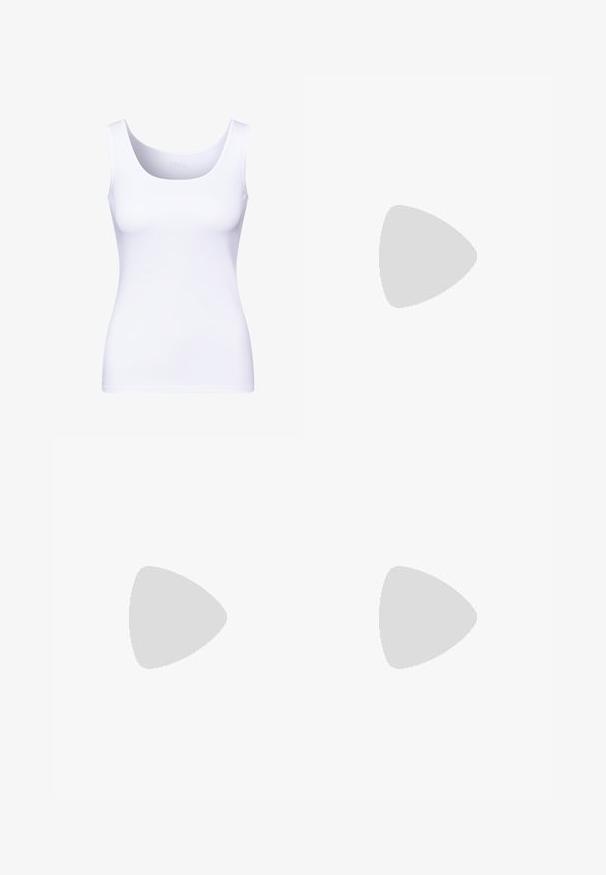 Top blanco sin mangas con escote redondeado y tirantes anchos. Fabricado en una tela suave y elástica, con una silueta ajustada.; Chaqueta de mezclilla azul claro con un cuello clásico, botones plateados y un bolsillo en el pecho; presenta una textura ligeramente desvanecida y detalles de costura.; Pantalones cargo de pierna ancha en color beige, hechos de algodón, con múltiples bolsillos laterales, cierre de botón y un acabado liso y texturizado.; Zapatillas de color beige claro que combinan materiales de ante y malla. El diseño incluye un logotipo blanco prominente y acentos grises. Suela de goma.