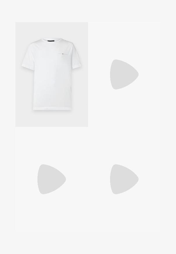 Witte katoenen T-shirt met korte mouwen en een ronde hals. Heeft een klein geborduurd logo op de borst. Glad textuur en eenvoudig ontwerp.; Beige broek met een gladde textuur, met een rechte pasvorm, twee voorplooien, een knoopsluiting en zijzakken.; Zwarte leren instappers met een ronde neus, een verhoogde naad en een dikke rubbere zool. Eenvoudig ontwerp met minimale branding aan de zijkant.; Tommy Hilfiger MEN BEADS - Armband - blue/silver-coloured