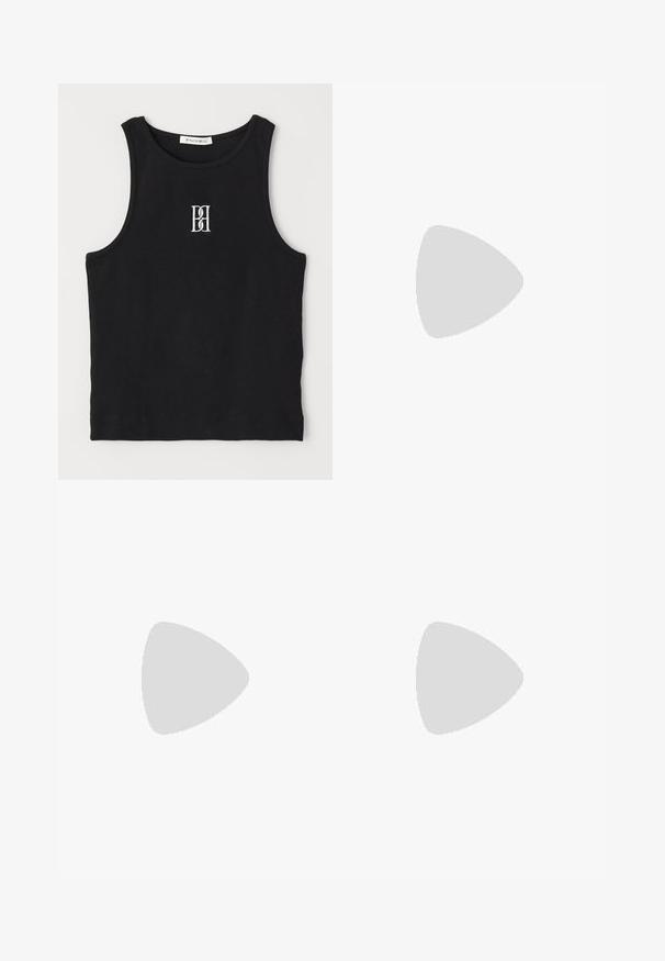 Čierny rebrový tielko s okrúhlym výstrihom a vyšitým logom v bielej farbe. Materiál má hladkú textúru a priliehajúci strih.; Tmavé denimové rozšírené džínsy s upraveným strihom, vysokým pásom a kontrastným oranžovým prešívaním. Obsahujú dve predné a dve zadné vrecká.; Čierne členkové topánky vyrobené z lesklého materiálu so štvorcovou špičkou a zúženým podpätkom, na lesklom striebornom podklade s vystuženým vzorom.; Slnečné okuliare v štýle korytnačiny s oválnymi rámami a zelenými sklami. Majú tenké nožičky s kovovým akcentom pri pántoch.