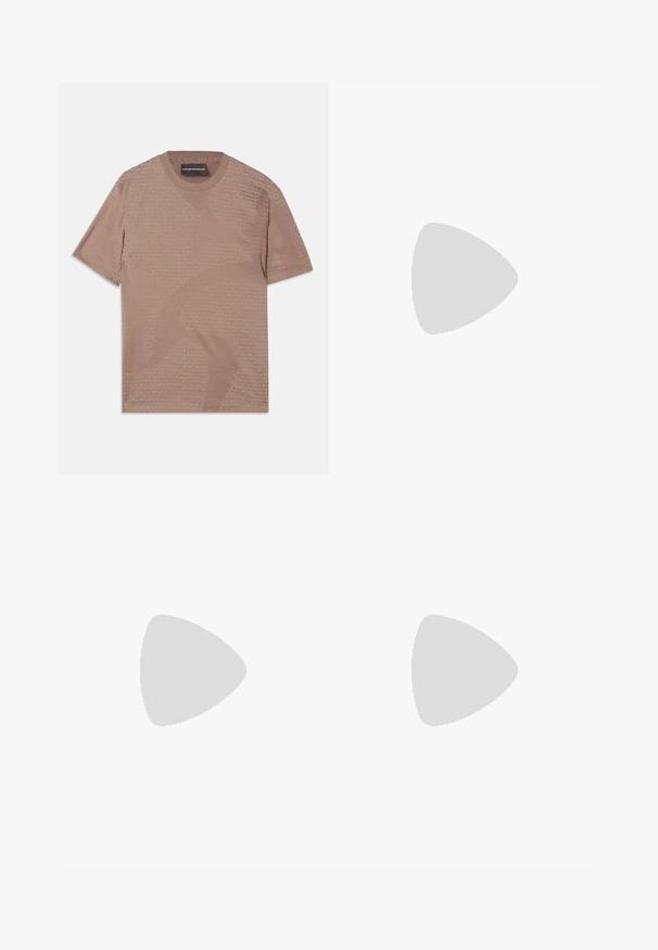 Korte mouwen tan T-shirt van zachte stof met een subtiel overal logo-patroon van Emporio Armani. Ronde hals met stikdetails.; Zwarte geplooide broeken met een rechte, brede pijpontwerp. Gemaakt van soepele stof, met een knoopsluiting en riemlussen.; Zwarte leren sneaker met een laag profiel, ronde neus en vetersluiting; beschikt over een getextureerde rubberen zool en logo-detail op de hiel.; Zwarte leren clutch met een gestructureerd oppervlak, voorzak met rits en een afneembare polsband. Beschikt over een logo-opdruk aan de voorkant. Rechthoekige vorm.