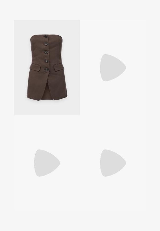 Malina LEX TAILORED BUSTIER - Débardeur - chocolate; Pantalon large en tissu bordeaux foncé. Doté d'une taille plate et de plis à l'avant. Texture lisse avec un design ajusté.; Chaussure Mary Jane en cuir verni noir avec un bout arrondi, un petit talon carré, et une bride réglable ornée d'un accent logo doré.; Sac à main en cuir noir de forme rectangulaire, avec des accessoires en or, un rabat à l'avant et un accent avec un logo circulaire. Equipé d'une seule bandoulière ajustable.