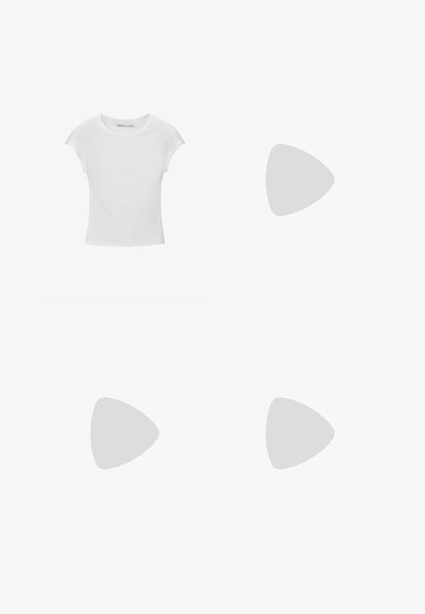 T-shirt blanc en coton avec un col rond, des manches courtes et une coupe ajustée. Texture lisse sans motifs ni embellissements.; Jupe à franges en crème, fabriquée à partir de bandes de tissu superposées. Elle présente une taille ajustée et un design texturé en niveaux avec des franges verticales.; Soulier à talons hauts type slingback en cuir verni marron foncé brillant, à bout pointu, côtés ouverts et bride de cheville réglable.; Sac fourre-tout en cuir marron avec une texture lisse, design à ouverture supérieure et deux poignées pour le porter à l'épaule. Présente des coutures minimales et aucun matériel visible.