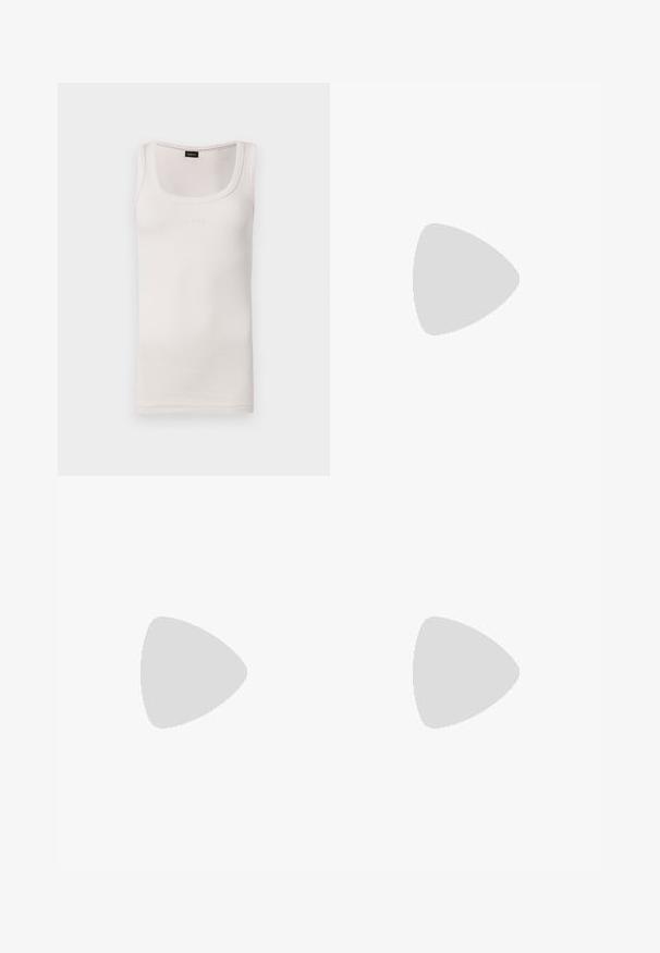 Vit ribbad linne med breda axelremmar, som har en subtil logotypdetalj i mitten fram. Slät textur och figurnära design.; BOSS TETOSA - Tygbyxor - white; Svart läder platt sko med rund tå, ankelrem och spänne i guldton. Låg blockklack och slät yta.; Silver hoopörhängen med en slät yta och en rad små klara stenar längs den nedersta kanten, med en stiftbaksstängning.