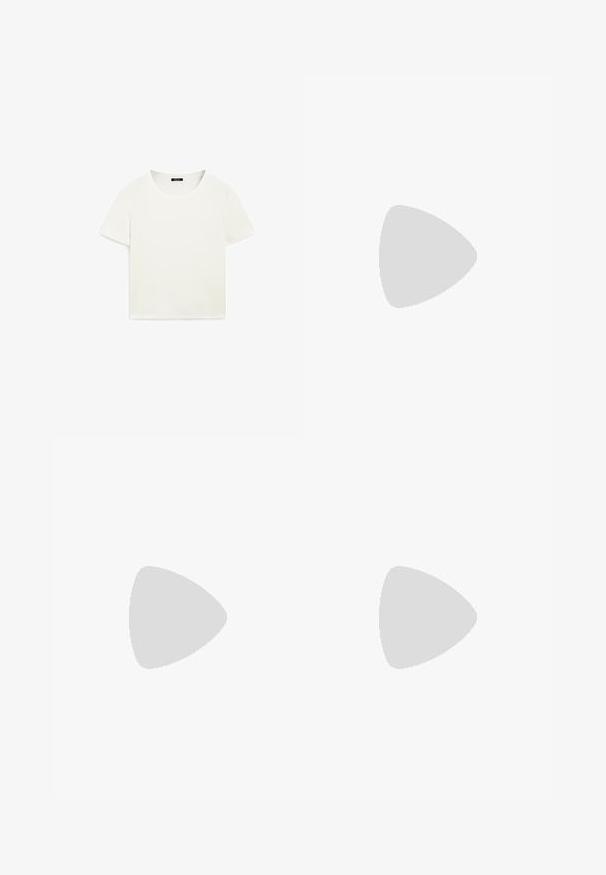 Korte mouwen, cropped t-shirt in het wit, gemaakt van zachte katoen. Heeft een ronde hals en een gladde textuur zonder zichtbare patronen of accenten.; Witte flare jeans van denim. Hoog model met voorzakken en een knoopsluiting. Glad oppervlak en minimale stikdetails.; Sandalen met hakken in crème leer met een blokhak. Voorzien van dunne bandjes en een zwarte zool, met een verstelbare enkelsluiting.; Gequilted witte handtas met een gestructureerd ontwerp, bovenhandvat, afneembare kettingsband en een verhoogd logo op de sluiting.; Gouden oorbellen met een vloeiende, gebogen vorm. Elke oorbel heeft een glad oppervlak en een kleine sluiting met een decoratief detail.