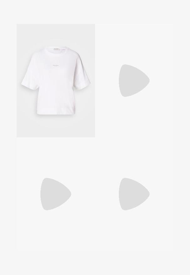 Hvit oversized t-skjorte laget av mykt stoff, med rund hals og korte ermer. Lite logo trykket på midten av forsiden.; Brune, lette shorts med elastisk midje og snor. Har en løs passform og glatt tekstur, egnet for uformell bruk.; Sorte skinnpumper med spiss tå og lav blokkhelt. Har ankelrem med gullfarget spenne. Glatt tekstur.; Svart håndveske med strukturert form, jevn tekstur og metallisk lås. Kombinert med brede svarte bukser og sandaler med åpen tå på tregulv.