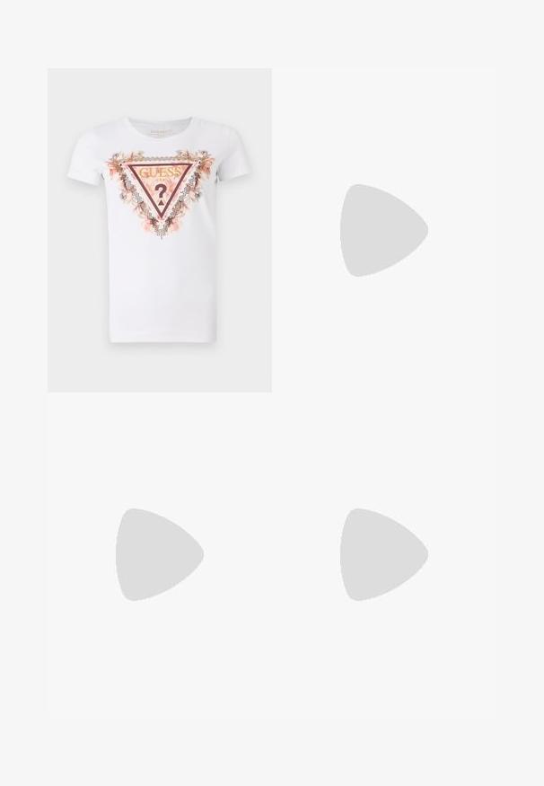 Bílý bavlněný tričko s trojúhelníkovým grafickým designem, který zahrnuje květinové akcenty a kamínkové ozdoby. Logo "Guess U.S.A." je výrazně vyobrazeno.; Světle modré riflové zvonové džíny s vysokým pasem, mají dva knoflíky a přední kapsy. Látka má vybledlý povrch s jemnými variacemi.; Béžové lodičky na vysokém podpatku s texturovanou látkou, která má opakující se vzor. Díky špičaté špičce, zadnímu akcentu a zlatému detailu na podpatku.; Černá mini kabelka s flitry, s uzlovým texturovaným popruhem a stříbrným řetízkem. Zaoblený tvar s nařaseným vrchem a reflexními detaily.