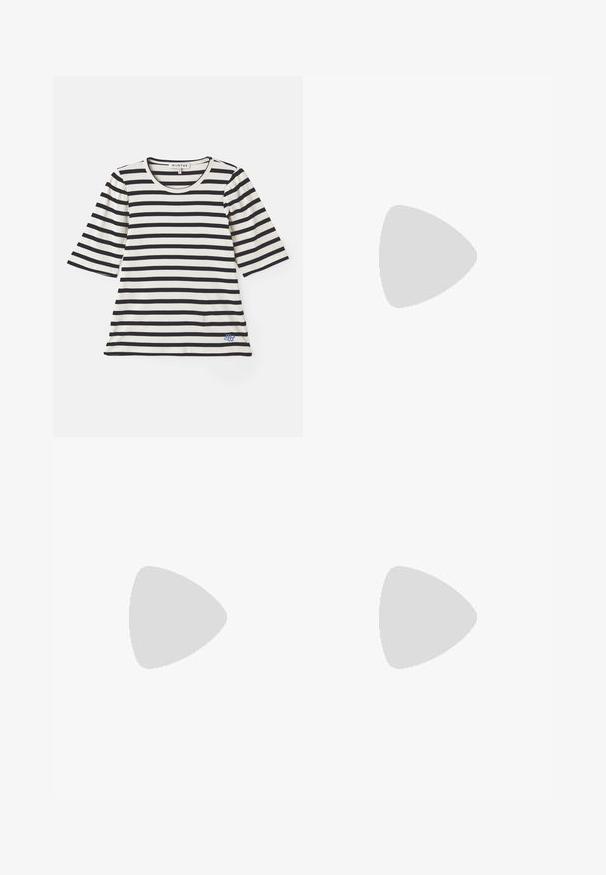 Gestreept T-shirt in crème en marineblauw, met korte mouwen, ribbelstructuur, ronde halslijn en een klein blauw logodetail nabij de zoom.; Zwarte denim jeans met een rechte pijp, voorzien van een hoge tailleband, vijf zakken en metalen knopen. Soepele, licht gestructureerde stof.; Zwarte leren enkelboot met een spitse neus en een chunky vierkante hak. Glad oppervlak met een naadloos ontwerp en minimalistische stiksels.; Pareloorbellen met een goudkleurige metalen sluiting. Het ontwerp bevat verschillende gladde, witte parels in een cirkelvorm.