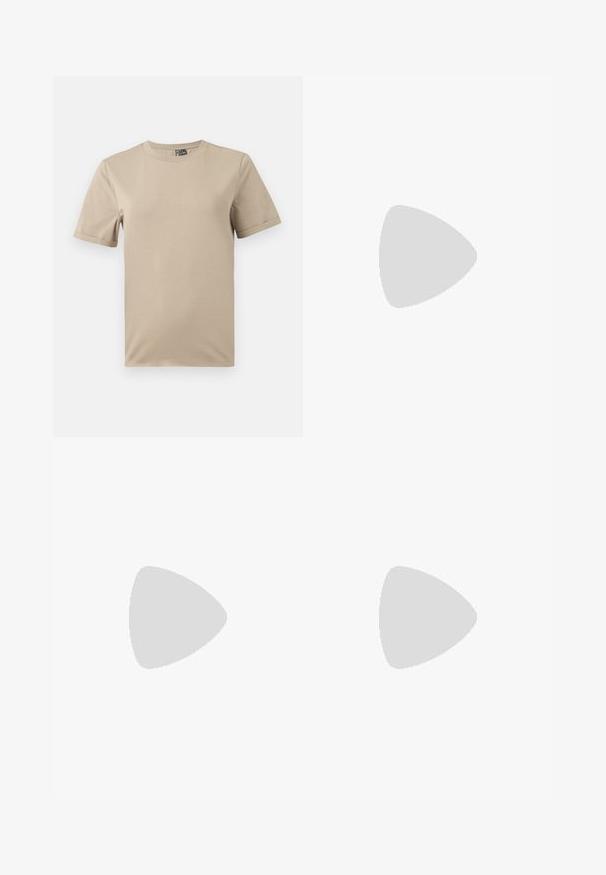 Beige T-Shirt mit kurzen Ärmeln aus weichem Stoff. Verfügt über einen Rundhalsausschnitt und ein einfaches Design ohne Muster oder Akzente.; Schwarze, ausgestellt geschnittene Jeans mit hoher Taille, ausgestattet mit zwei Vorderknöpfen und einem Reißverschluss. Hergestellt aus einem weichen Denim-Material mit glatter Textur.; Schwarze Stiefeletten aus glattem Leder mit seitlichem Reißverschluss, klobigem strukturiertem Absatz und runder Zehenform.; Schwarze Laptoptasche aus Leder mit glatter Textur, rechteckiger Form und zwei langen Griffen. Keine sichtbaren Beschläge oder Verzierungen.