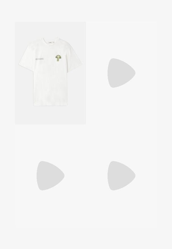 Biała bawełniana koszulka z zieloną grafiką brokuła na lewej piersi oraz nadrukowanym tekstem po prawej stronie. Krótkie rękawy, okrągły dekolt.; Ciemnoszare szorty wykonane z mieszanki bawełny, z elastycznym pasem, sznurkiem, bocznymi kieszeniami i akcentami w żółtym kolorze.; Białe sneakersy z gładką skórzaną cholewką, beżowymi zamszowymi akcentami, płaskimi sznurówkami i teksturowaną gumową podeszwą, w połączeniu z jasnymi, szerokimi spodniami.; Szara skórzana plecak o zaokrąglonym kształcie, z przednią kieszenią na zamek błyskawiczny i górnym uchwytem. Gładka faktura z akcentami szwów i minimalnym brandingiem.