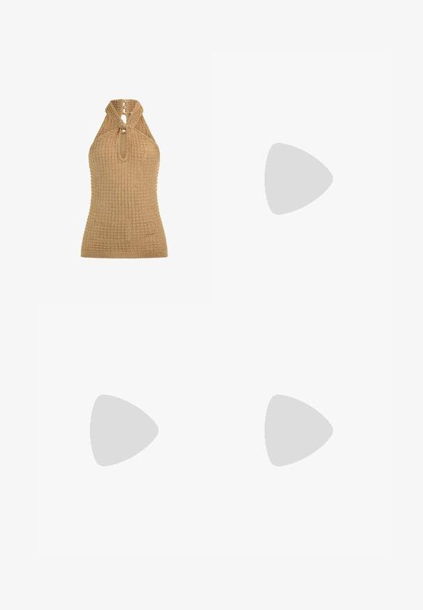 Pusero hihattomalla kaula-aukolla, sandy beige -värissä, jossa on ribbitekstuuri, avoin avainreikäyksityiskohta takana ja tiukka siluetti. Ei säädettävä malli.; Ruske lakanbuks med et smocket talje. Bred bendesign, let tekstur og subtil drapering. Ingen synlige mønstre eller hardware.; Tummanruskeat nahkakengät, joissa on krokotiiliahdistus, matala kanta ja ommeltu yksityiskohta edessä lisädesignia varten.; Kultaketju korvakorut, joissa on kirkas kristallituki, kaiverrettu "GUESS" -brändäys ja sileä pinta.