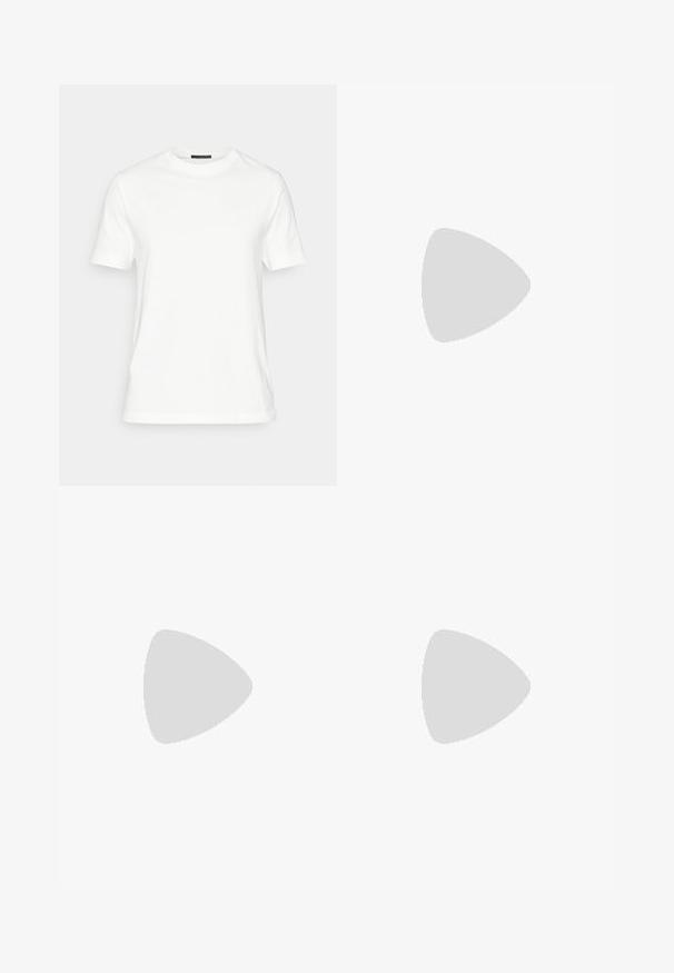 T-shirt bianco in cotone con maniche corte, scollatura rotonda e una texture liscia. Presenta un design semplice senza motivi o dettagli.; Pantaloni wide-leg in denim nero con vita alta, chiusura con bottone frontale, due tasche laterali e dettagli di cucitura sottili.; Sneaker Lacoste grigie scure in materiale mesh e sintetico, con suola testurizzata e dettagli marroni sul colletto e sul branding.; Marsupio in stampa tie-dye blu scuro con una parte superiore con zip, materiale testurizzato e un logo ben visibile sul davanti.